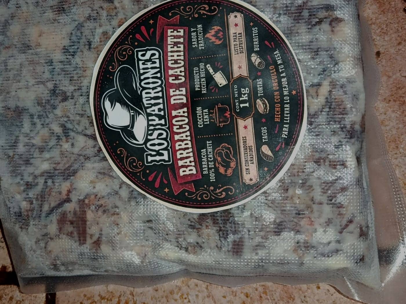 Bolsa de un kilo de barbacoa empacada al vacío con la etiqueta de Los Patrones