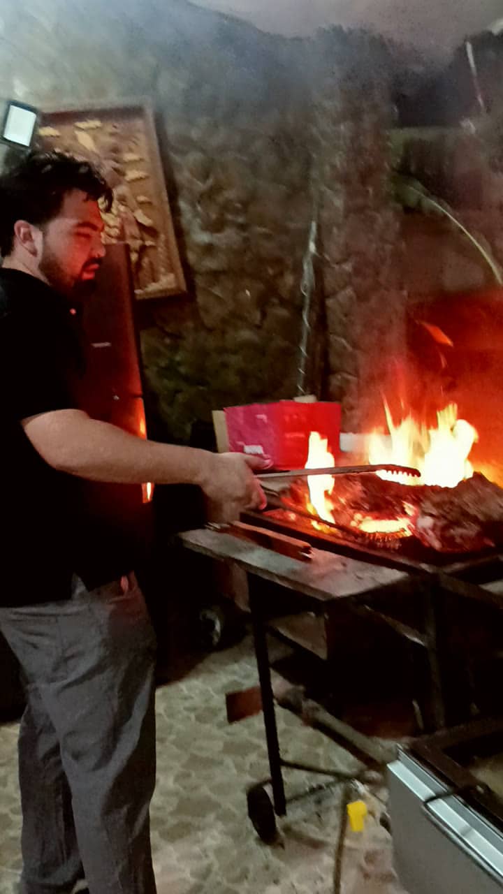 Llamas bajo el cazo donde se cuece la barbacoa
