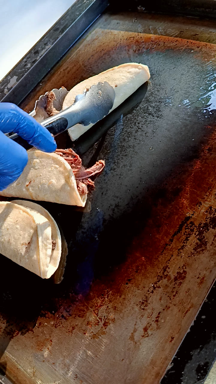 Barbacoa dorándose en el comal antes de servirse