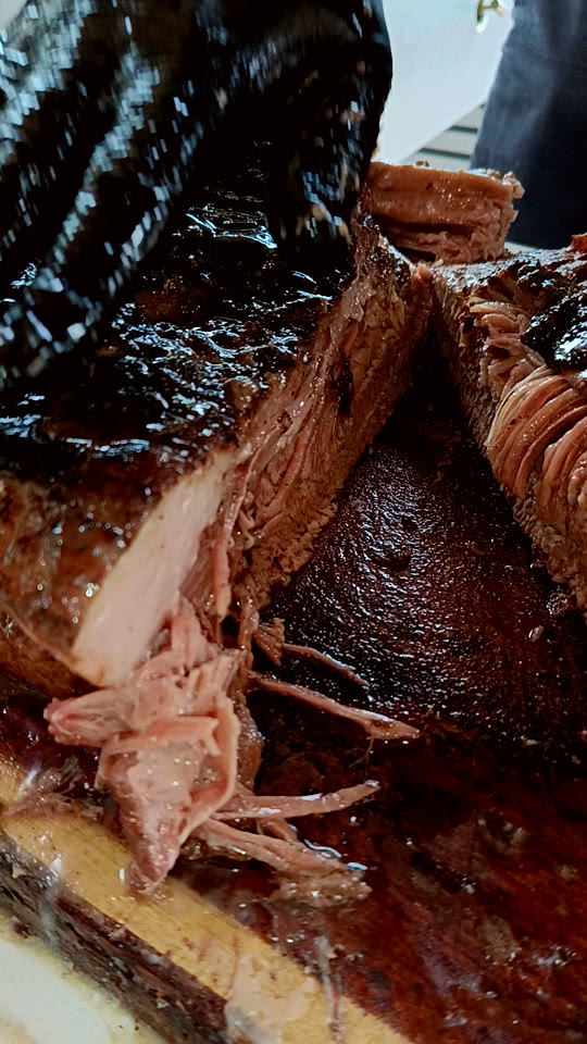 Brisket recién salido de la cocción, sobre la tabla