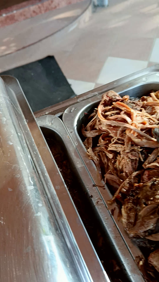 Charola de barbacoa casi vacía al final del servicio