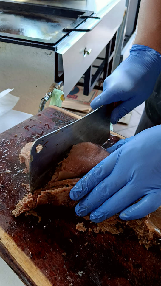 Deshebrado manual de la barbacoa recién cocida
