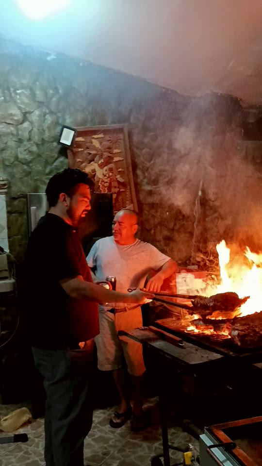 Carbón encendido bajo el cazo de la barbacoa