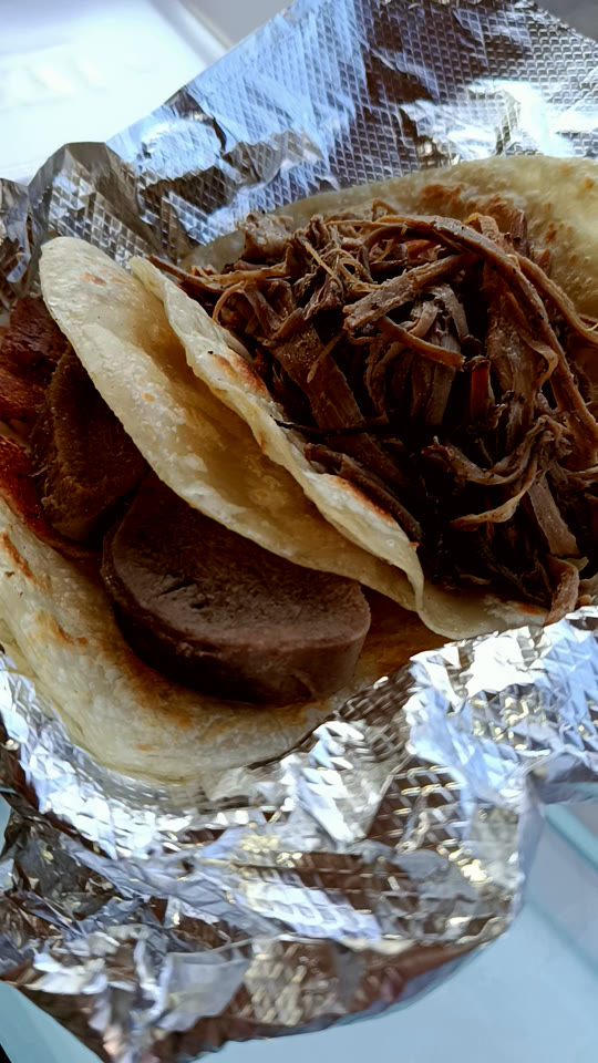 Taco de barbacoa terminado con cebolla y cilantro
